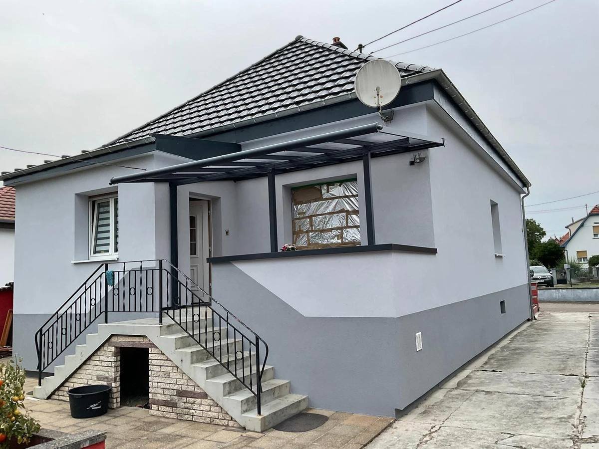 Maison repeinte en blanc avec soubassement gris
