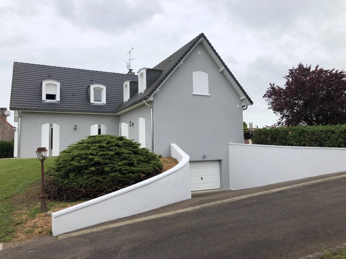 Maison à lucarnes repeinte en gris
