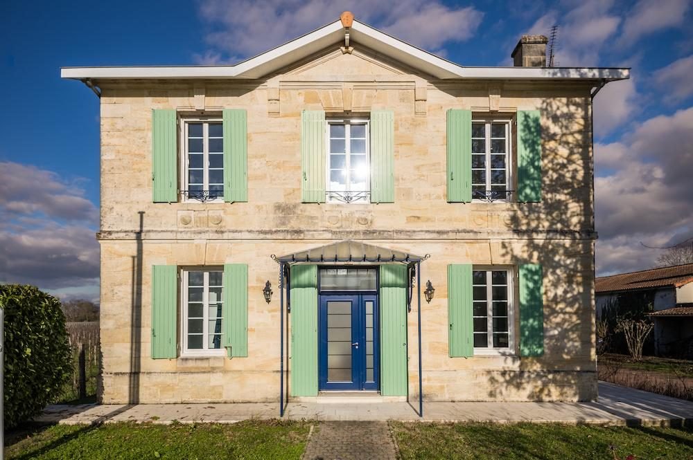 Maison en pierre de taille aux volets verts