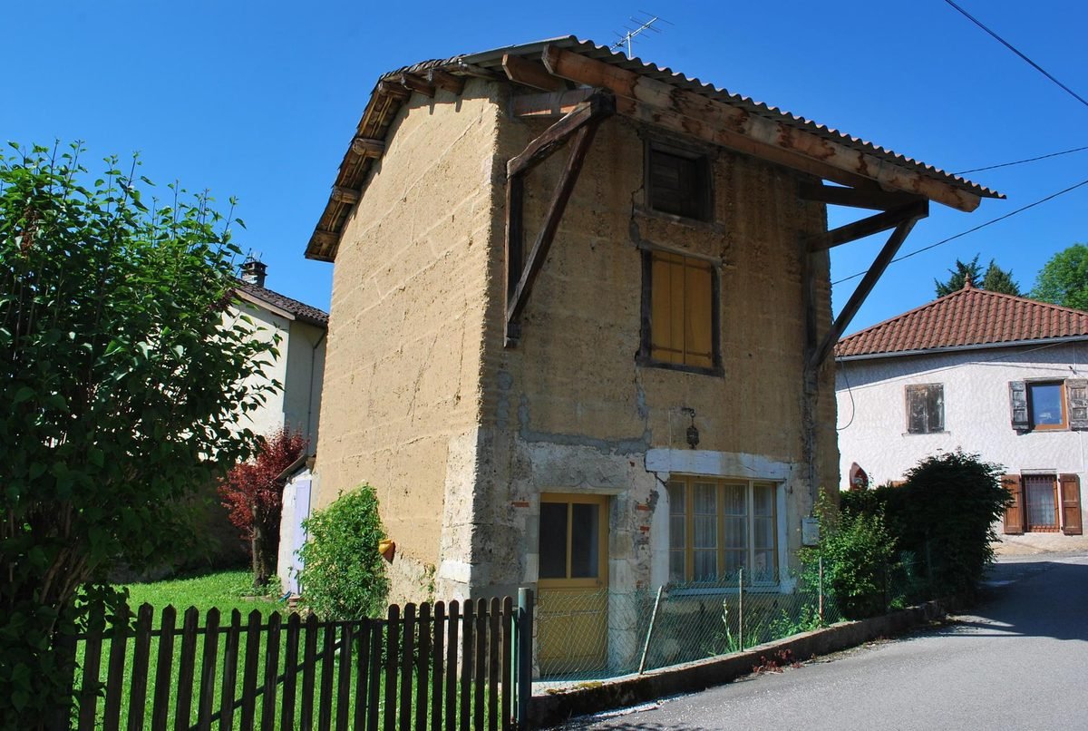 Maison en pisé sous son avant-toit