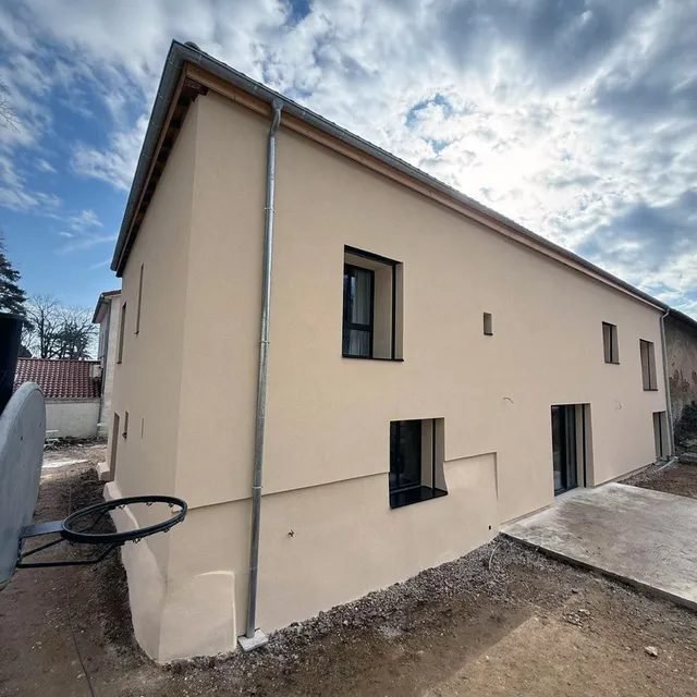 Maison en pisé enduite à la chaux