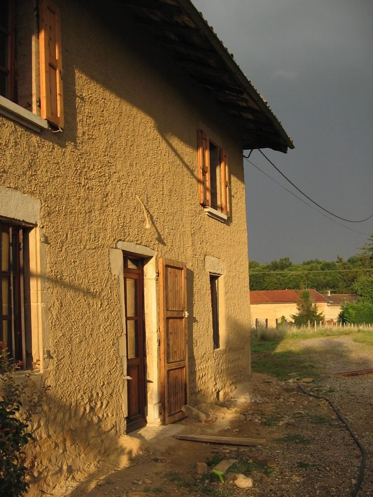 Maison en pisé à l'enduit usé