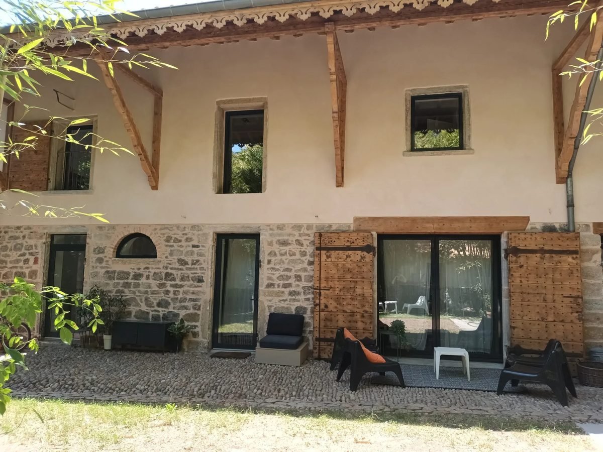 Maison en pisé rénovée sur soubassement en galets