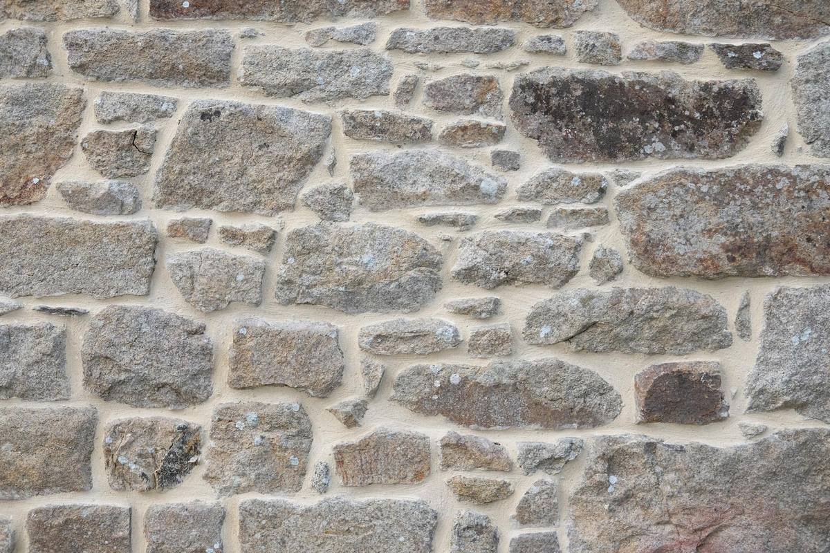 Mur en moellons aux joints à la chaux