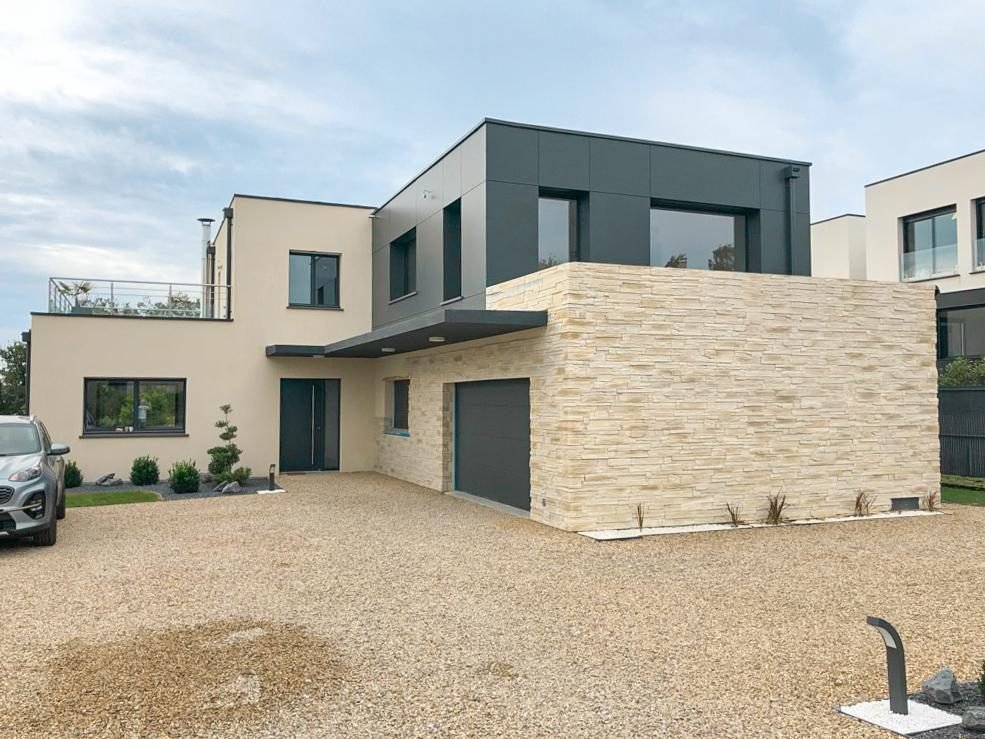 Parement en pierre et enduit sur une maison à étage