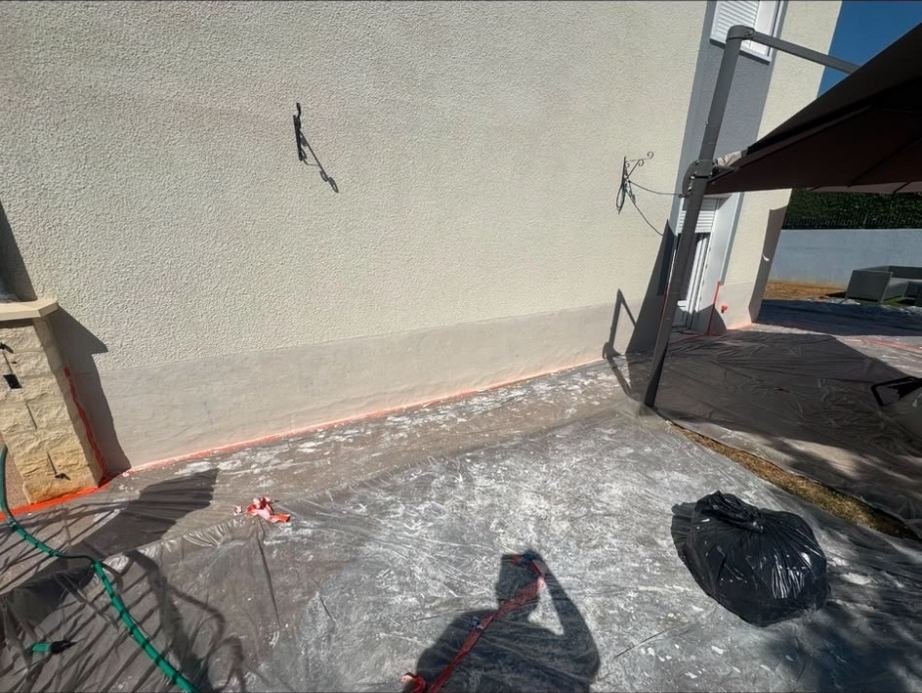 Pied de mur refait en RPE au bord d'une terrasse, après traitement de l'humidité