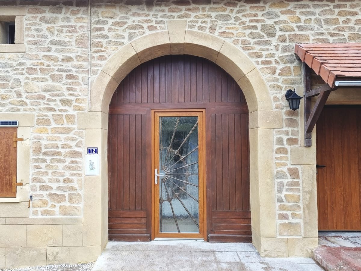 Porte cintrée et encadrement en pierre de taille