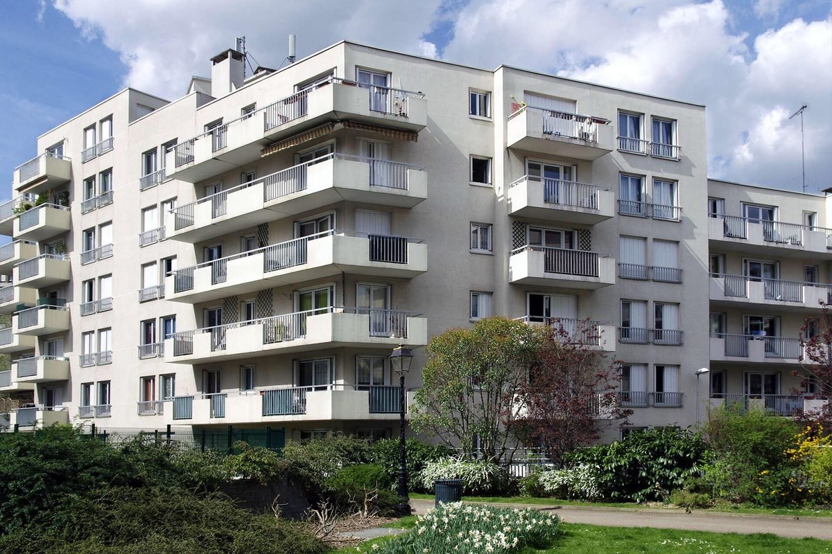 Résidence à balcons après rénovation de façade