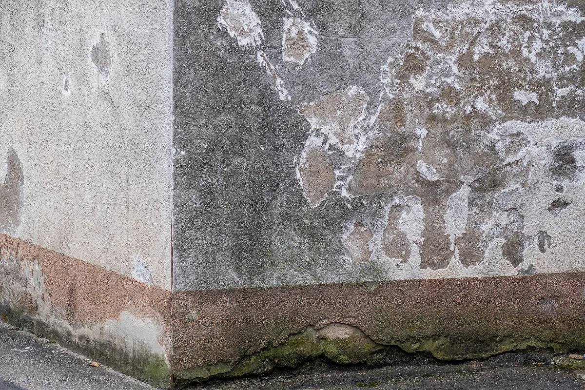 Taches d'humidité en bas de mur